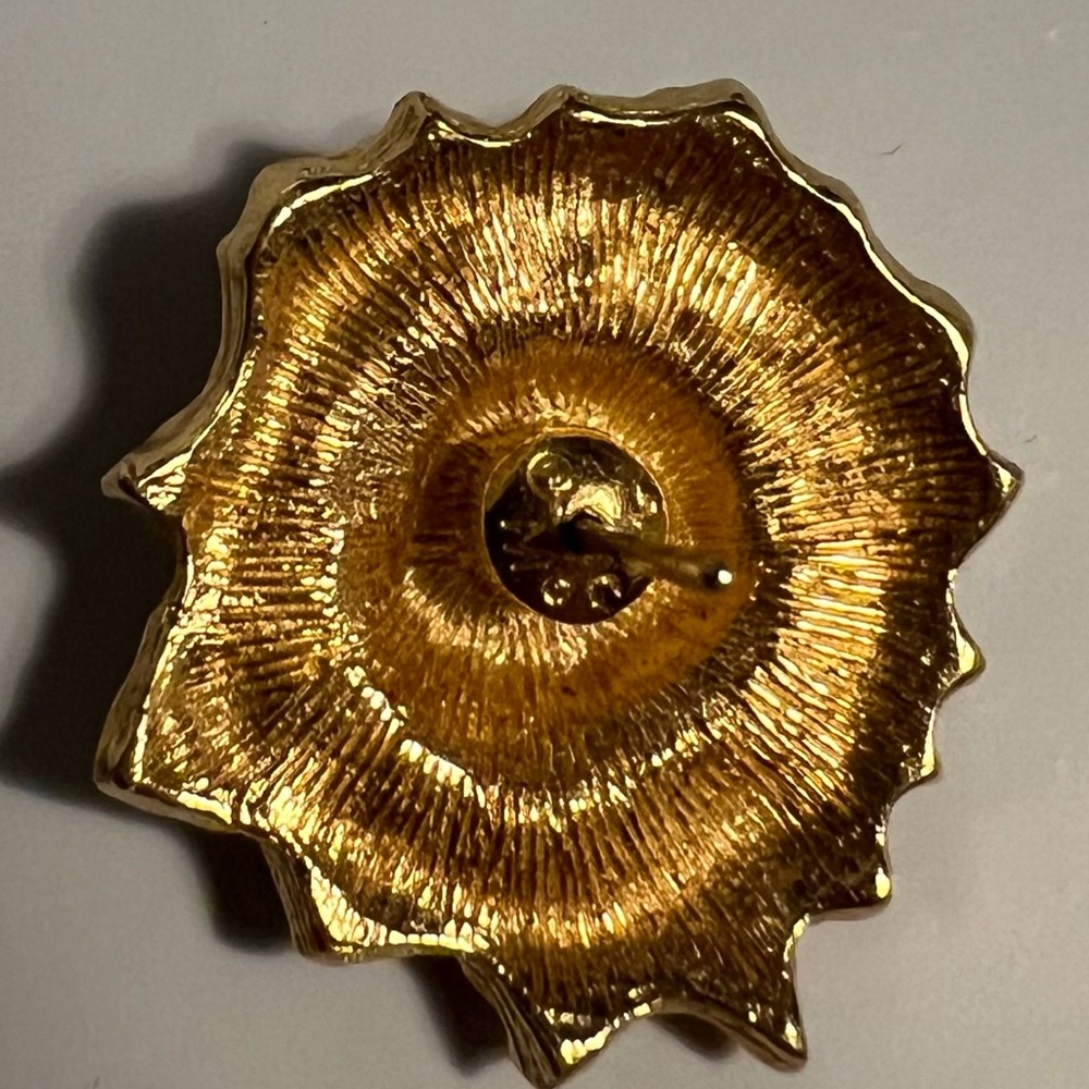 Vintage Monet Gold Tone Floral earrings - Picture 4 of 5